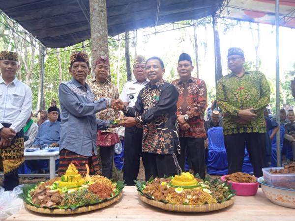 Ketua Adat Serahkan Mandat Tanah Tanjung Kemala ke Kepala Desa Tamansari