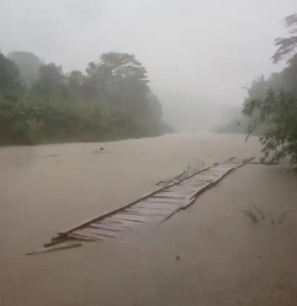 Jembatan Darurat yang Melintasi Anak Sungai Cikadu Hanyut Terbawa Banjir