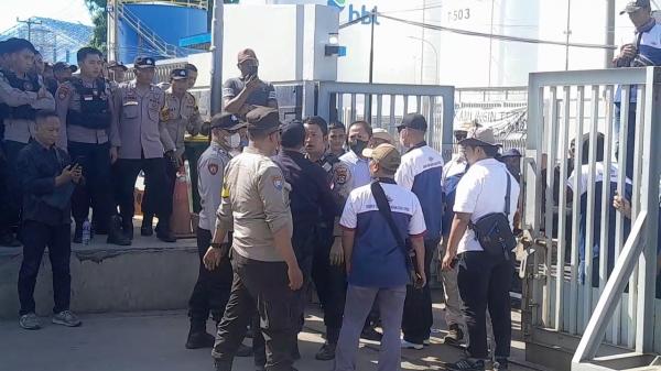 Nyaris Ricuh, Demo Buruh Pabrik di Cilegon Tuntut Batalkan PHK Massal
