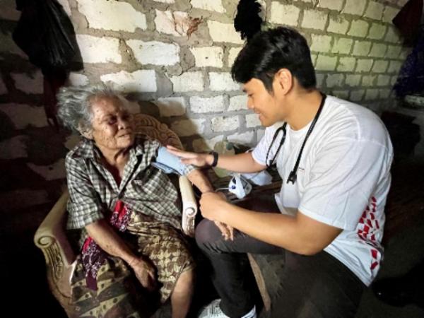 Tim Medis Pertamina Patra Niaga  Berikan Pemeriksaan Kesehatan Masyarakat Terdampak Di Tuban