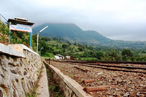 Lebakjero, Stasiun Tertinggi Aktif Kedua di Indonesia Dengan Keindahannya Yang Diapit 2 Gunung