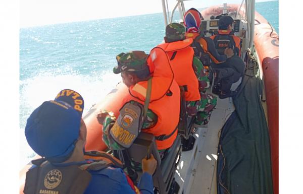 Terpeleset dari Atas Perahu, Nelayan Rembang Hilang Tenggelam di Perairan TPI Tasik Agung