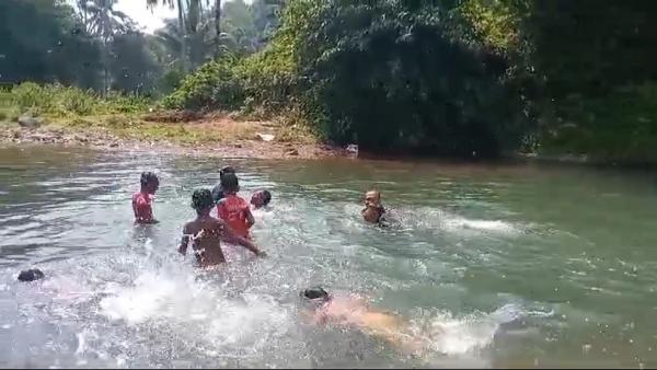 Serunya Mengisi Liburan Sekolah, Anak-Anak SD Diajarkan Polisi Cara  Berenang di Sungai