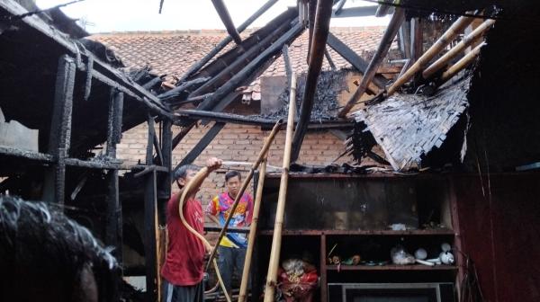 Rumah Holimah Ludes Terbakar, Anggota DPRD Garut Berikan Bantuan