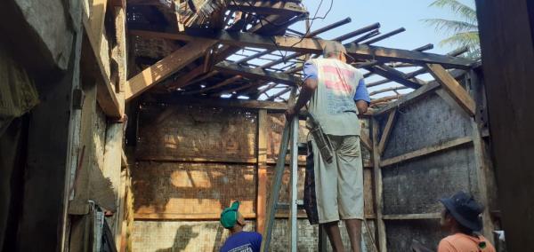 Diterjang Hujan, Atap Rumah Warga di Pamarican Ciamis Ambruk