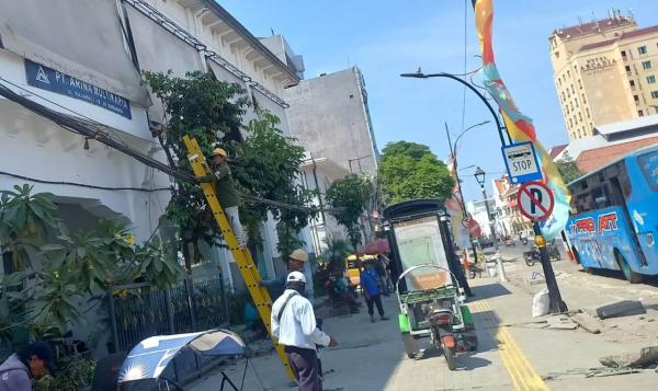 Dukung Pemerintah Kota Surabaya, PLN Icon Plus Membongkar Kabel Fiber Optik di Area Kota Lama