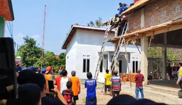 Pria di Pasuruan Tewas Terjatuh dari Atap Pendopo Balai Desa, Evakuasi Dramatis Dilakukan Tim Damkar