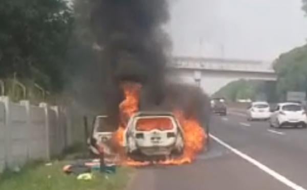 Diduga Korsleting Listrik, Minibus Nissan Livina Terbakar Hebat di Tol Cipularang