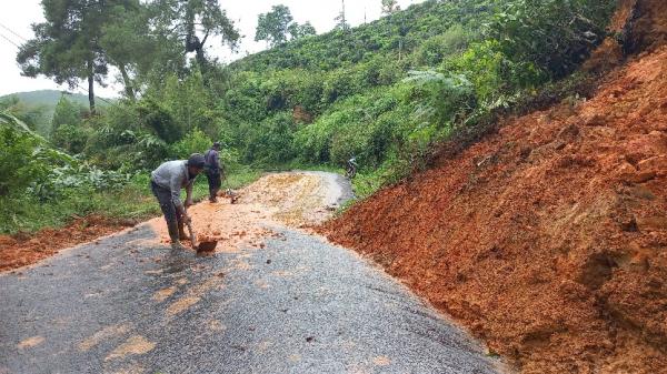 Warga Evakuasi Material Longsor di Jalan Taraju Blok ACD Desa Banyuasih Tasikmalaya