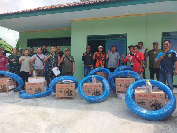 TNI Distribusikan Pompa Air untuk Bantu Petani di Perbatasan Kuningan
