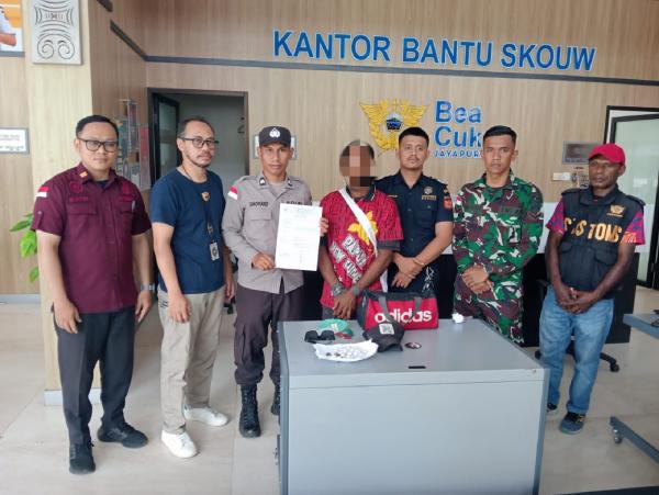 Satgas Pamtas Statis Yonif 122/TS Berhasil Gagalkan WNA Asal PNG yang Membawa Ganja ke Indonesia
