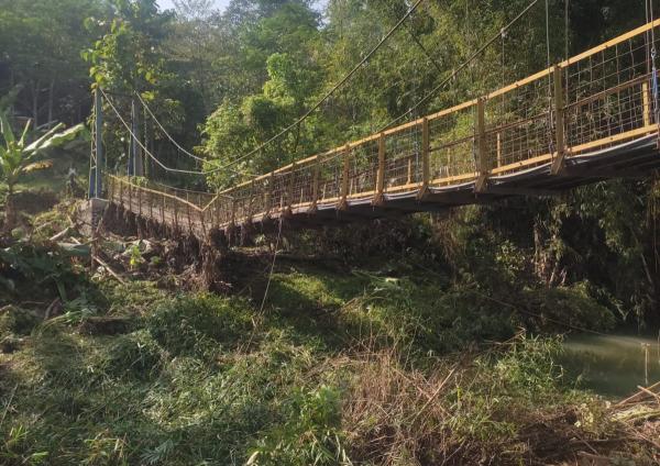 Jembatan Penghubung Dua Kampung di Sindangbarang Nyaris Ambruk