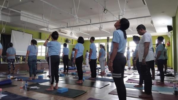 Rotary Club Bali Bersinar Bawa Semangat Kedamaian Hari Yoga Internasional ke LP Perempuan Kerobokan
