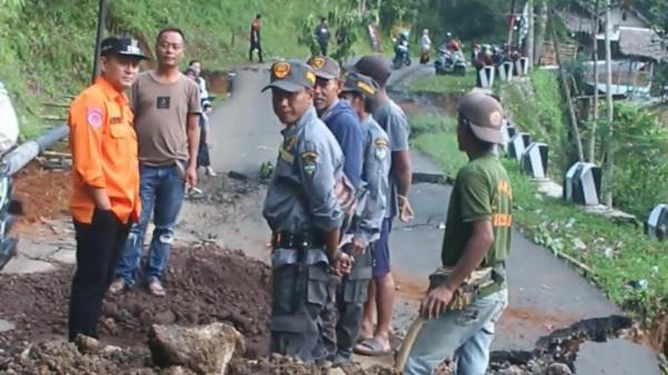 Pasca Bencana Longsor di Jalan Taraju - Ciawi, Wabup Tasikmalaya Monitoring Langsung Lokasi Kejadian