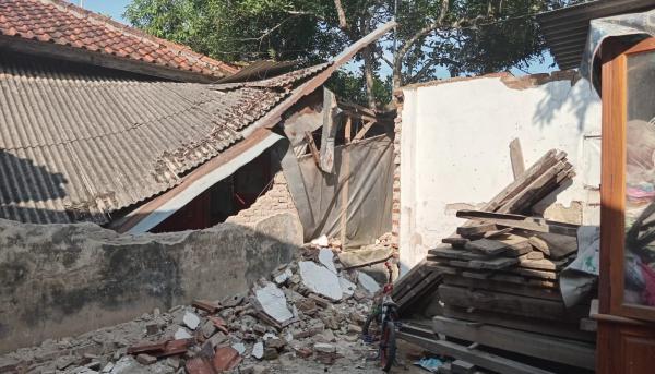 Dapur Warga di Ciamis Ambruk Tertimpa Reruntuhan Dinding Rumah Tetangganya