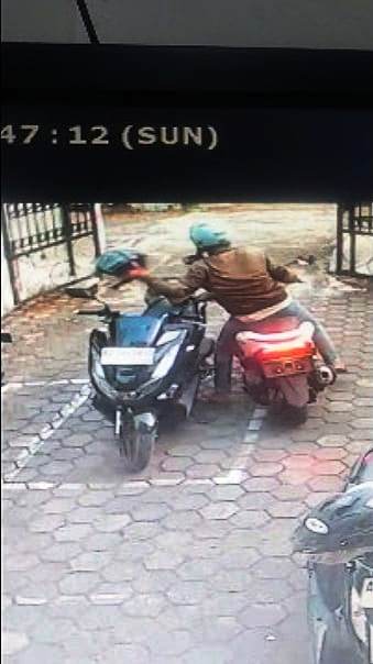 Pencurian Helm di Parkiran Toko Buku Jendela Boyolali Terekam CCTV