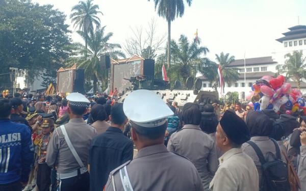 Pesta Rakyat HUT Bhayangkara, Warga Bandung Tumpah Ruah di Depan Gedung Sate 