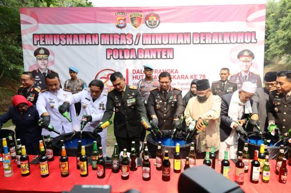 Peringati Hari Bhayangkara Ke-78, Polda Banten Musnahkan Puluhan Ribu Botol Miras Hasil KRYD