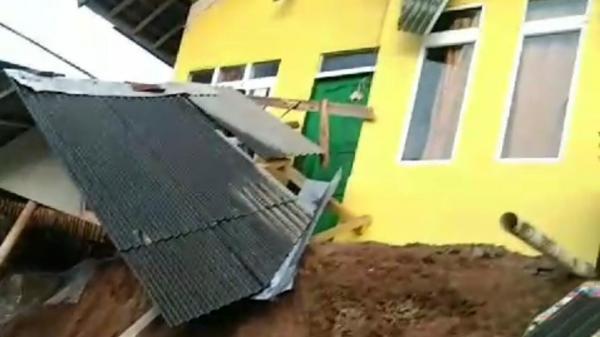 Diguyur Hujan Lebat, Tepas Rumah Warga di Desa Mekartani Longsor