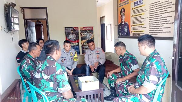 Personel TNI Beri Kejutan pada HUT Bhayangkara Ke-78 di Polsek Tawang