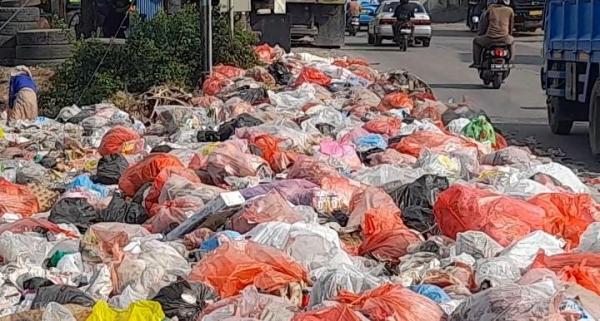 Tidak Diangkut, Tumpukan Sampah di Bahu jalan Bojonegara Kabupaten Serang Kian Menumpuk