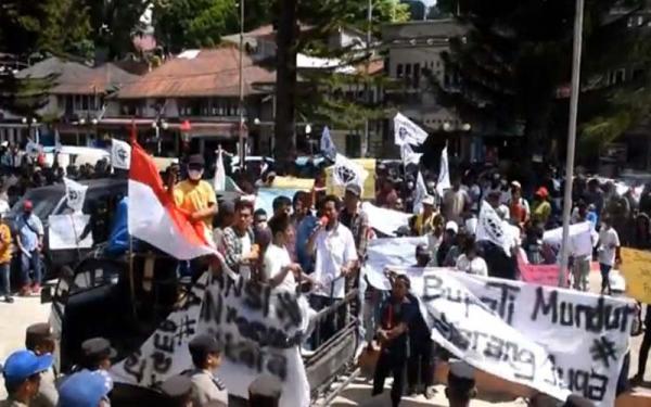 Ribuan Massa Geruduk DPRD Tapanuli Utara Desak Pj Bupati Taput Dievaluasi 