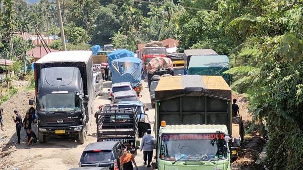 Ratusan Kendaraan Terjebak Macet di Jalinsum Batu Jomba Sipirok Sepanjang 10 Kilometer