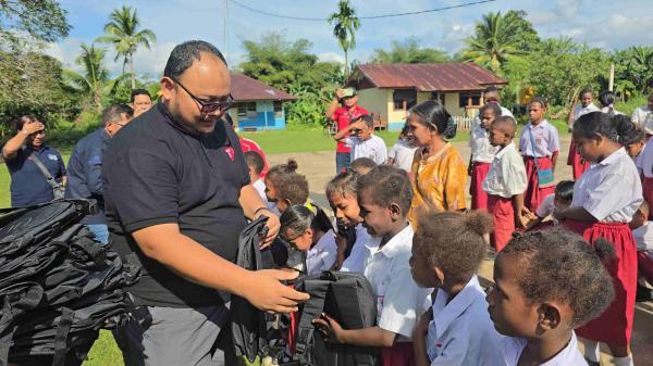 Sambungkan Senyuman Masa Depan Pelajar Papua, Telkomsel Salurkan Perlengkapan Sekolah