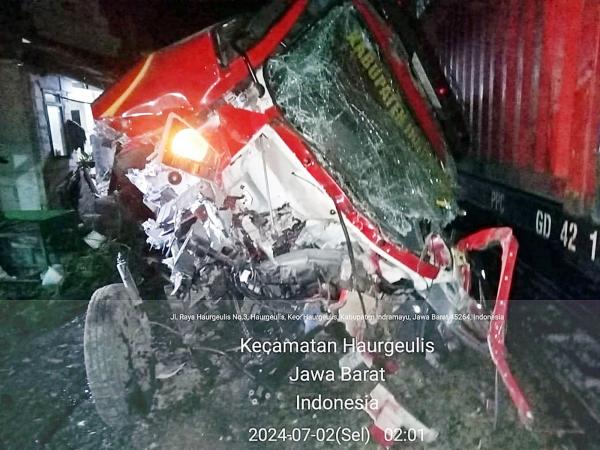 Brak! Mobil Damkar di Indramayu Tertabrak Kereta Api Barang, Tidak Ada Korban Jiwa