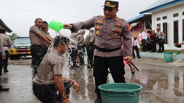 Mandi Air Kembang Tandai 16 Personel Polres Timor Tengah Selatan NTT Naik Pangkat