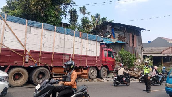 Kecelakaan Hari Ini! Truk Muatan Hebel Tabrak Rumah di Cicurug Sukabumi