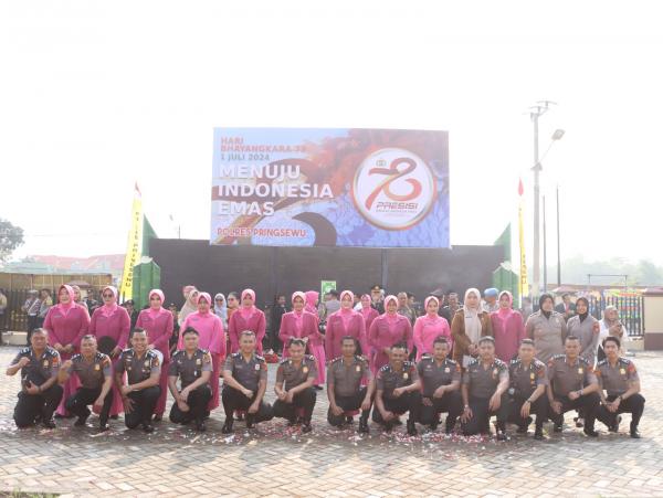 Foto Puluhan Personel Polres Pringsewu Naik Pangkat di Hari Bhayangkara ke-78