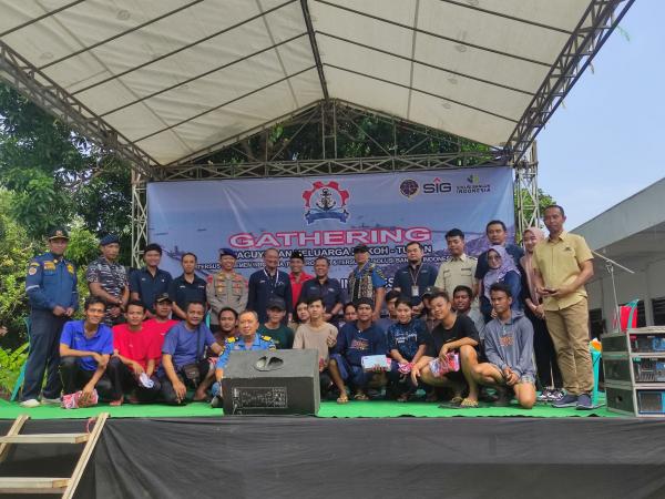 SIG Pabrik Tuban Berikan Tali Asih Pada 16 ABK MV. Noah 1 di Momen Gathering Wilayah Pelabuhan