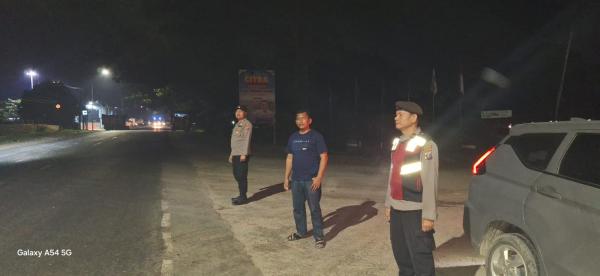Personil Polsek Lima Puluh Melaksanakan Patroli Mobile Pada Malam Hari Untuk Antisipasi Gangguan Kam