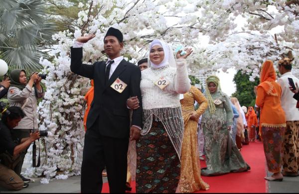 Senyum 330 Pasangan Pengantin Saat Nikah Massal Surabaya, Resmi Suami-Istri!