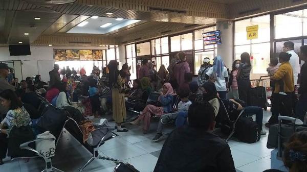Tak ada Kepastian Keberangkatan, Ratusan Penumpang Lion Geruduk Petugas  Bandara Hang Nadim Batam