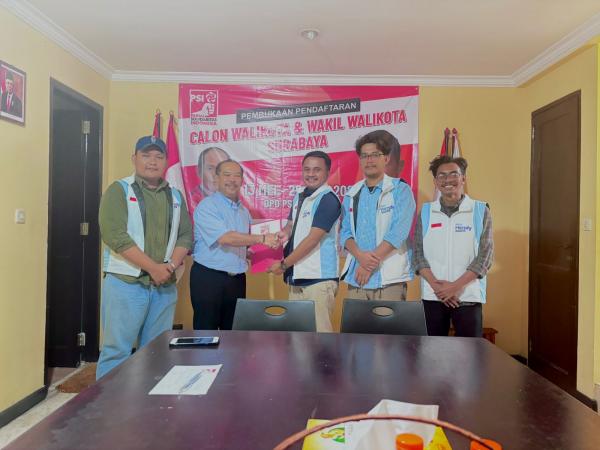 Relawan Hendy Ambilkan Formulir Pendafraran Bacawali di PSI Surabaya