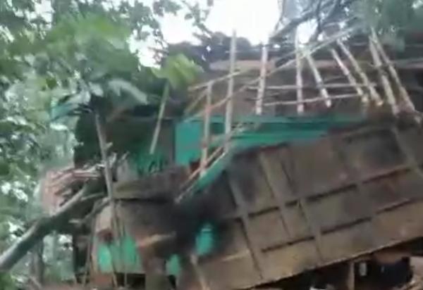 Satu Rumah Warga di Cibeber Rusak Tertimpa Pohon Setelah Dihantam Hujan yang Disertai Angin