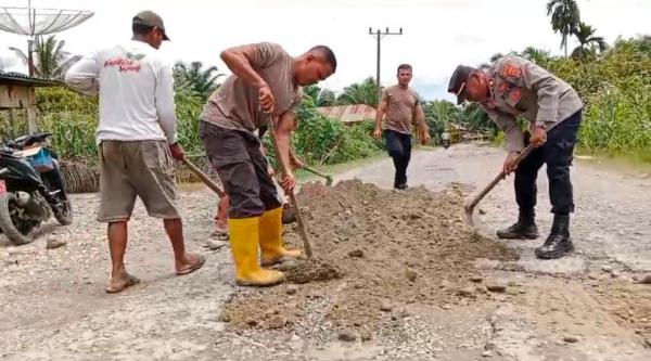 Baksos HUT Bhayangkara ke-78, Polsek Babul Rahmah Bakti Sosial Tambal Jalan Berlubang