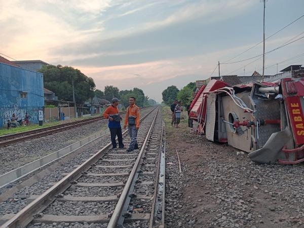 Mobil Damkar Tertabrak Kereta Api, Ini Loh Aturan Kendaraan Prioritas Saat Melintasi Perlintasan KA