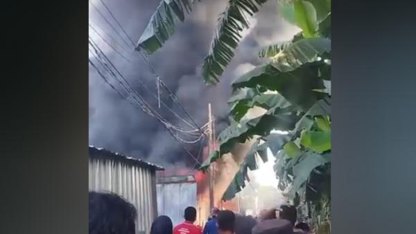 Rabu Pagi, Gudang Perabotan di Jalan Ratna Jatisih Ludes Terbakar