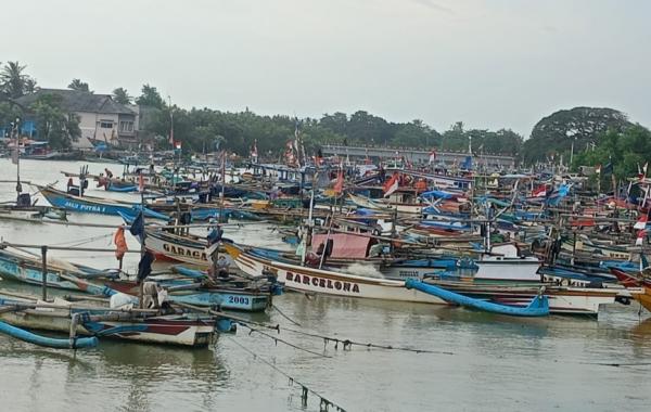 Cuaca Buruk Berdampak Nelayan Kecil di Binuangeun Tidak Melaut