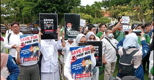 Unair Bergejolak: Prof. Budi Santoso Dicopot, Mahasiswa hingga Profesor Protes Keras