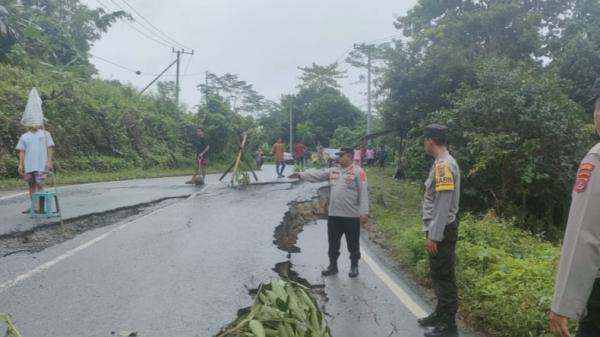 Jalan Poros Kendari - Andoolo Longsor, Kapolsek Wolasi Imbau Pengendara Berhati-hati Saat Melintas