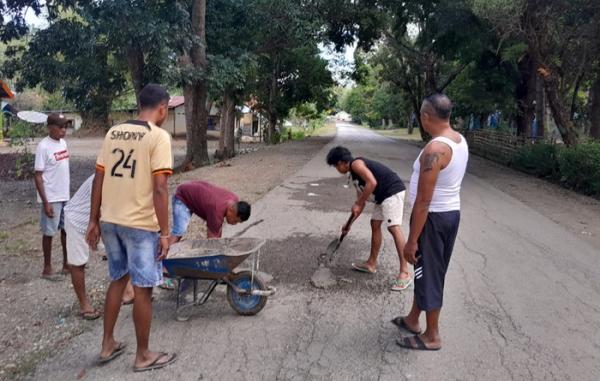 Cegah Kecelakaan, Warga Inisiatif Perbaiki Jalan Berlubang di Kefamenanu