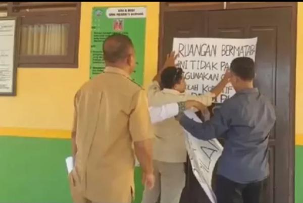 Kesal Gaji Tidak Dibayar  Guru di NTTSegel Gedung Sekolah, Kepsek SMKN 5 Kupang Dicopot