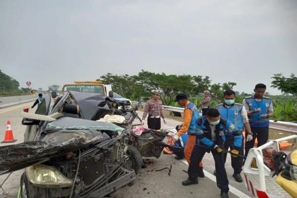 Kecelakaan Maut Avanza Tabrak Truk Gandeng di Tol Batang-Semarang, 3 Orang Tewas