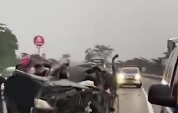 Kronologi Kecelakaan Avanza Tabrak Truk Gandeng di Tol Batang-Semarang Tewaskan 3 Orang
