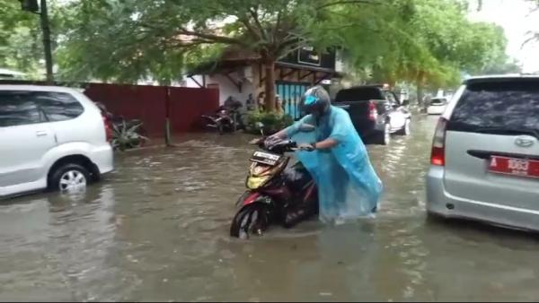Banjir Kepung Kantor Bupati Lebak, Banyak Kendaraan Mogok