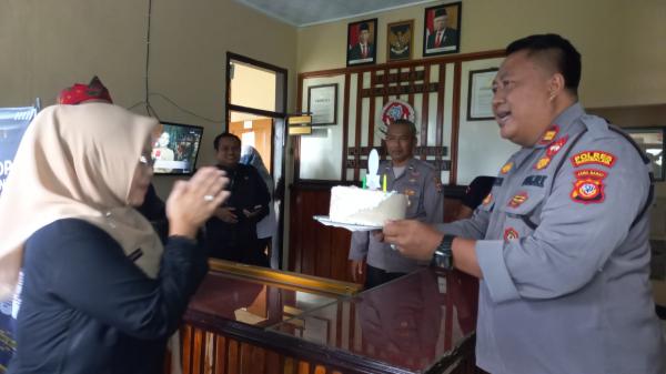 Momen HUT Bhayangkara ke-78, Muspika Kecamatan Puspahiang Beri Kejutan kepada Kapolsek